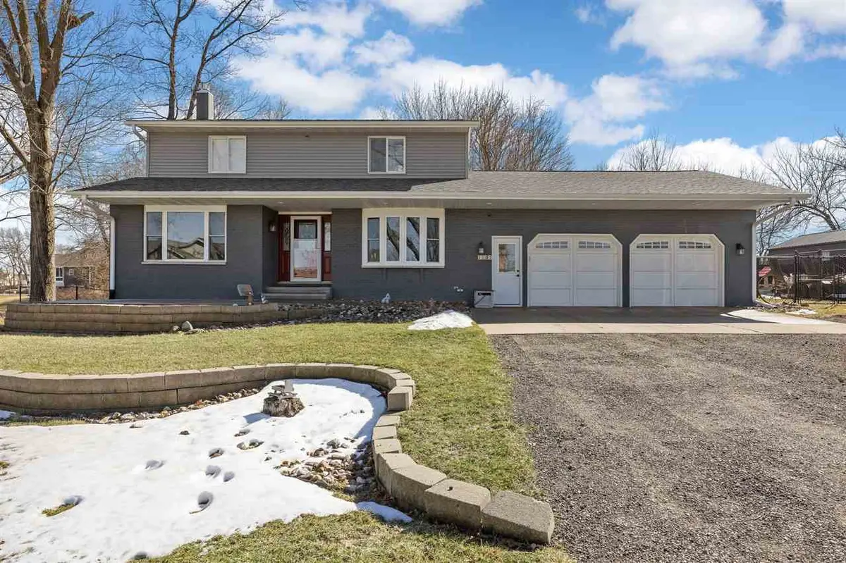 1105 Maple St, Robins, IA 52328