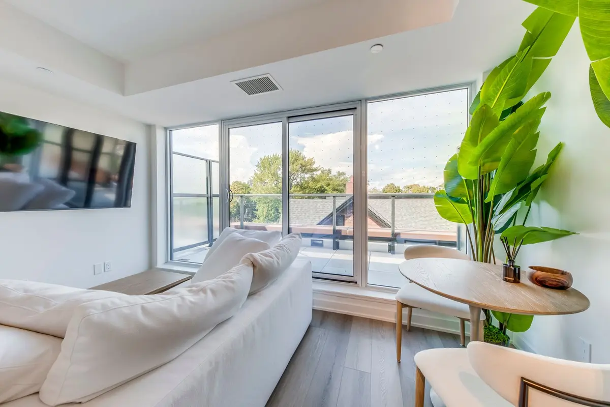 5 Lakeview AVE #415, Toronto C01, ON M6J 0H3