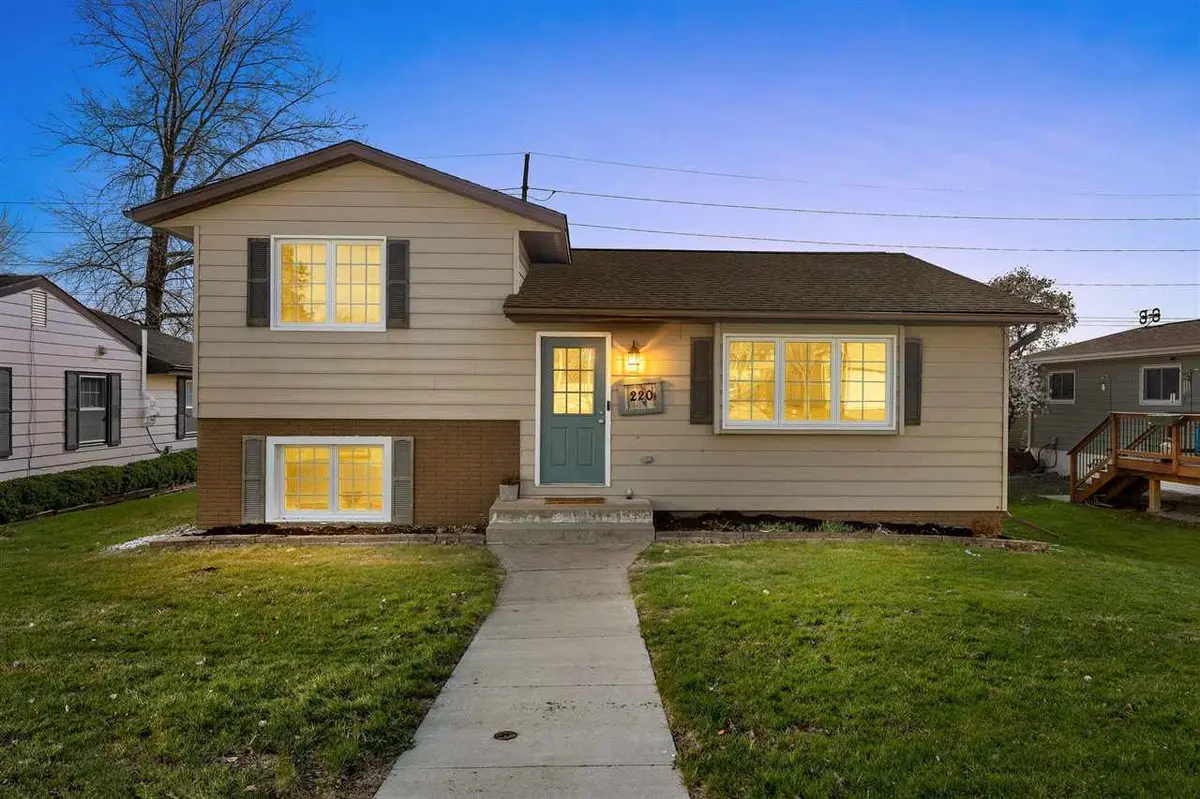 220 Summerhays St, Tiffin, IA 52340