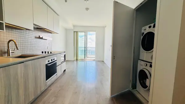 950 Portage Pkwy #5805, Vaughan, ON L0A 0B0