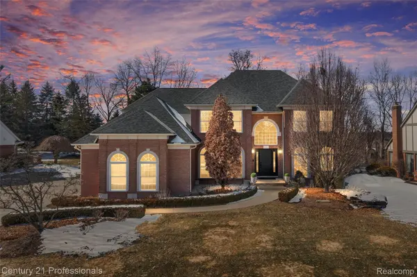 2392 Kingscross DR, Shelby Charter Township, MI 48316