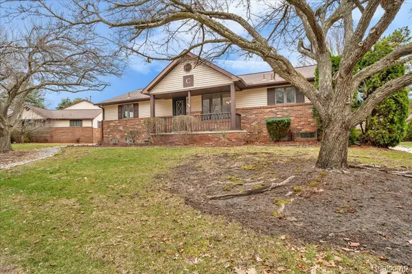 955 Woodlane DR #9, Rochester Hills, MI 48307