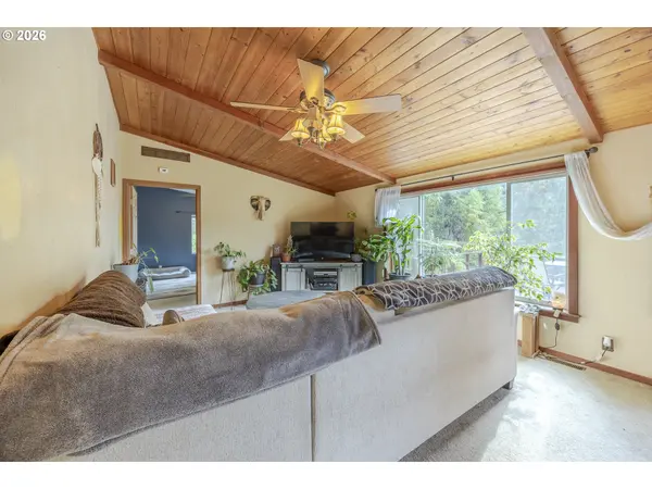 777 DEER VALLEY LN, Cottage Grove, OR 97424