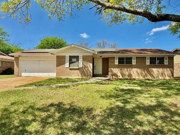 1114 Davis Street, Cleburne, TX 76033