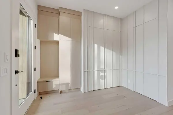 2216 35 ST SW, Calgary, AB T3E 2X8