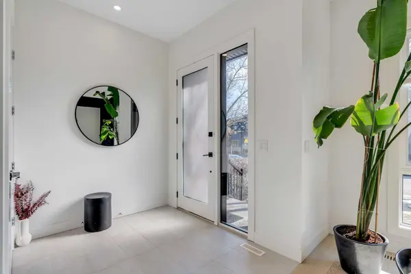 2839 35 ST SW, Calgary, AB T3E 2Y7