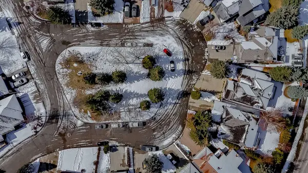 55 Oakmount CT SW, Calgary, AB T2V 5B9