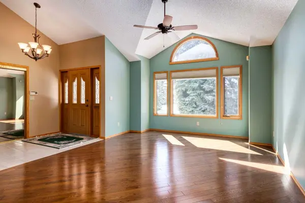 55 Oakmount CT SW, Calgary, AB T2V 5B9