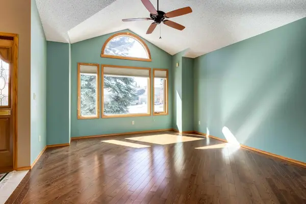 55 Oakmount CT SW, Calgary, AB T2V 5B9