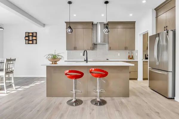 312 Edith PL NW, Calgary, AB T3R 2E1