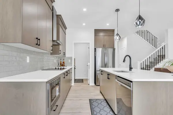 312 Edith PL NW, Calgary, AB T3R 2E1