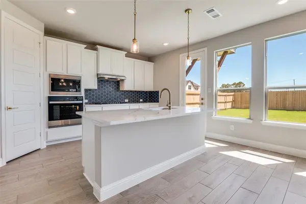 3722 MIGHTY OAKS Street, Bedford, TX 76021