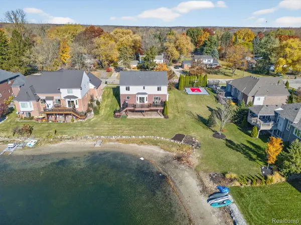 1838 S Mackwood RD, Rochester Hills, MI 48307