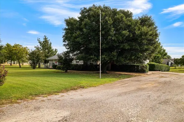 713 Arapaho Drive, Tioga, TX 76271