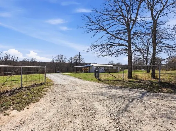 1695 S Johnson Loop, Montague, TX 76251