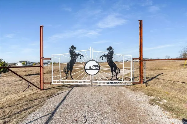 1061 Zmolek Road, Ennis, TX 75119