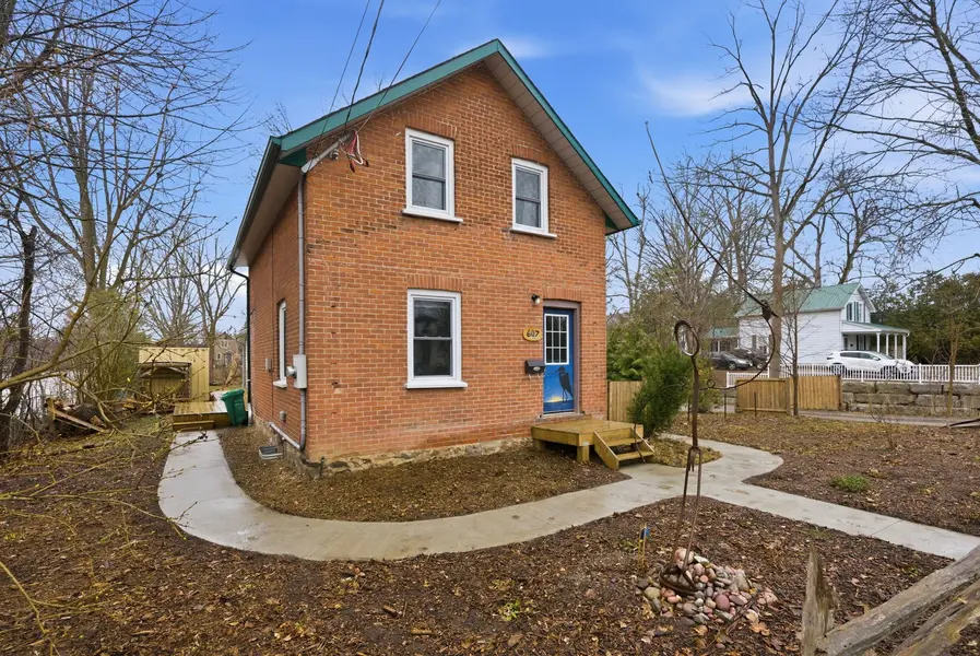 607 Armour RD, Peterborough, ON K9H 1Z3