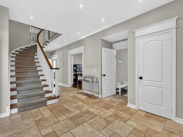 32 Mulholland DR, Vaughan, ON L4J 7T7