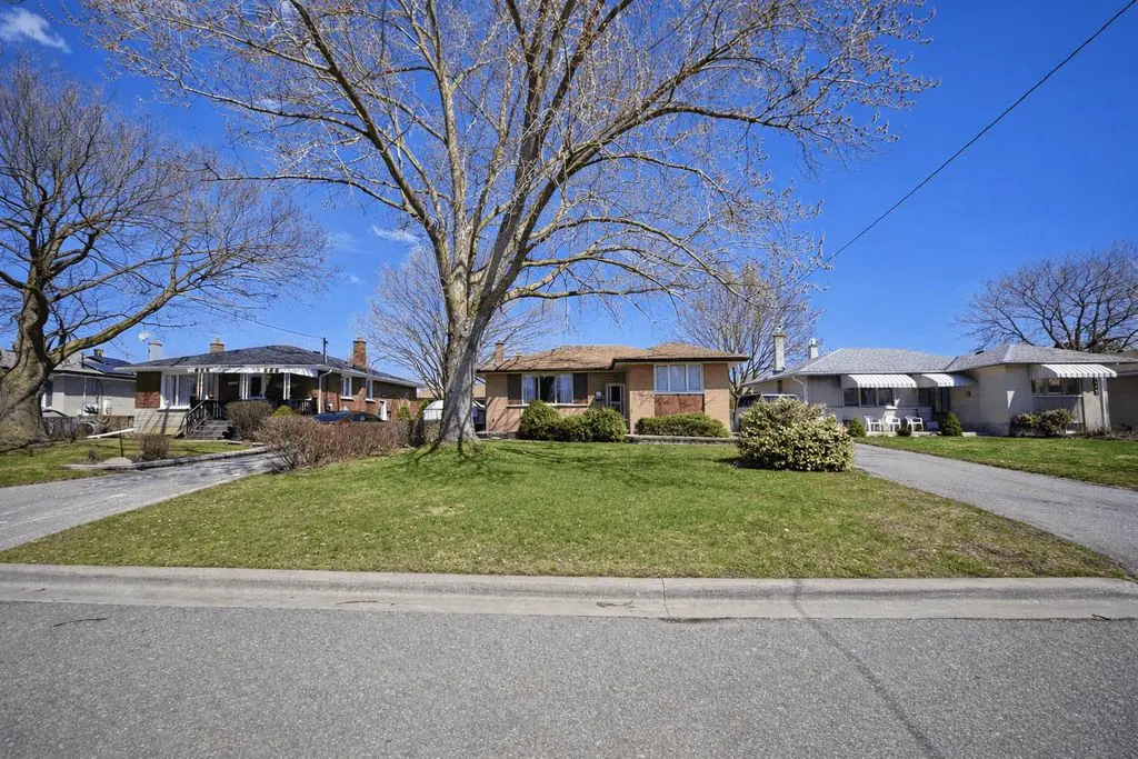 571 Wychwood ST, Oshawa, ON L1G 2T4