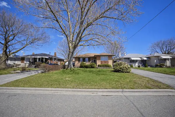 571 Wychwood ST, Oshawa, ON L1G 2T4