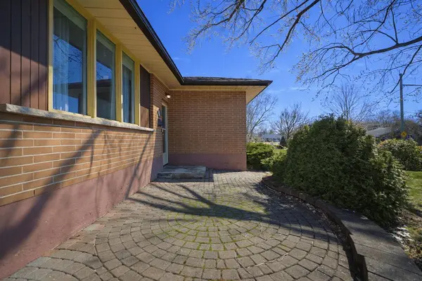 571 Wychwood ST, Oshawa, ON L1G 2T4