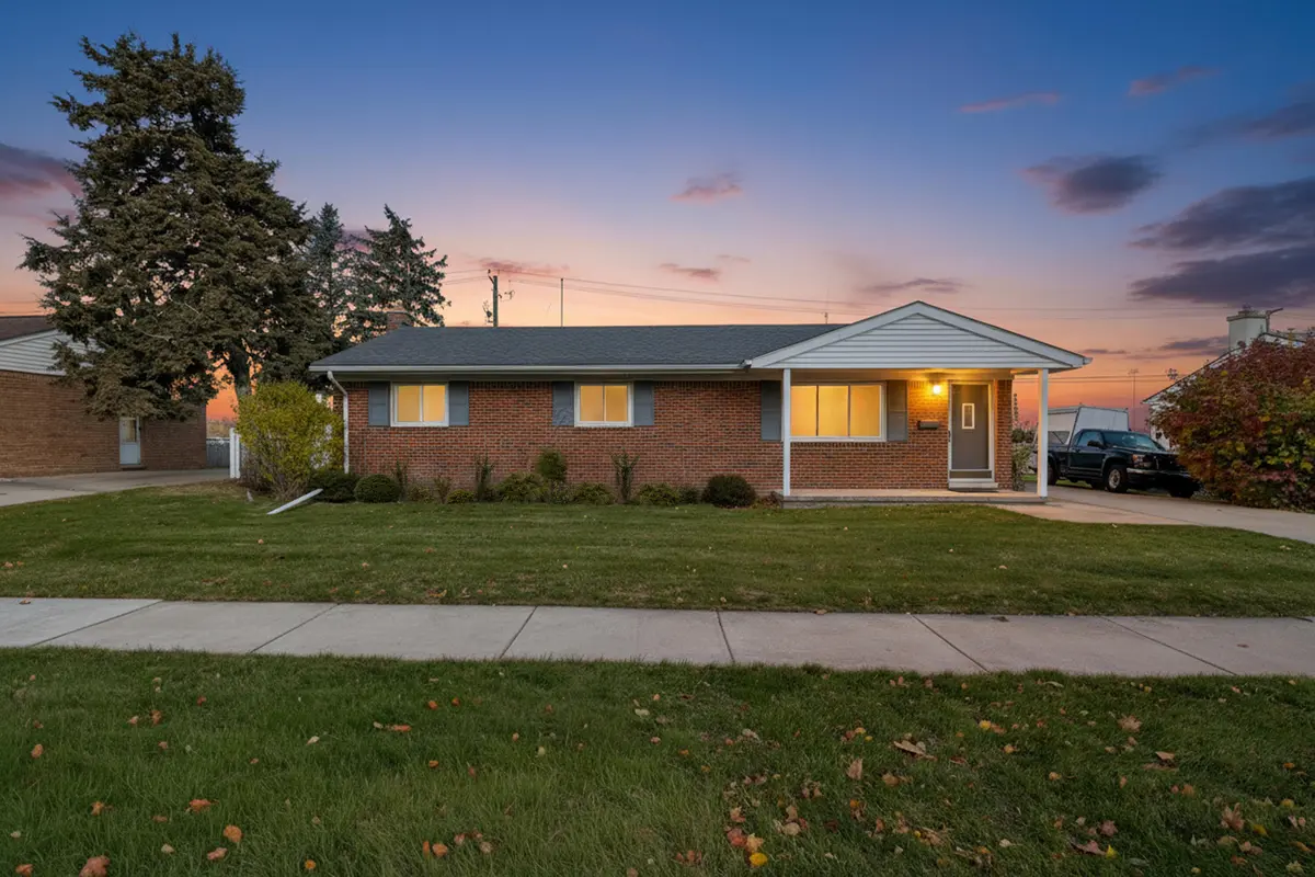 241 Nichols DR, Saline City, MI 48176