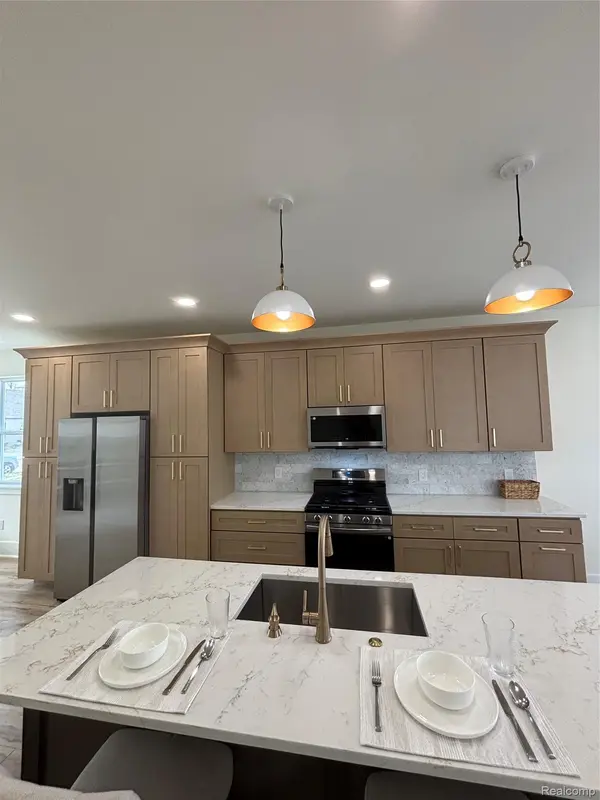 127 E Mahan AVE, Hazel Park, MI 48030