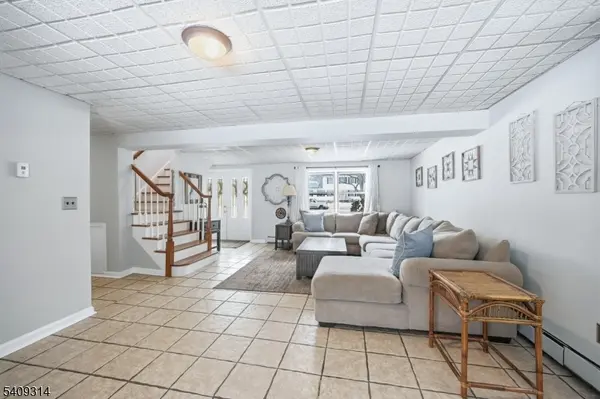 8 Bordeaux Ter, West Milford Twp., NJ 07480