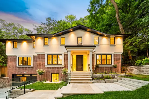 52 Roxborough DR, Toronto C09, ON M4W 1X1