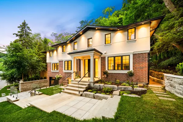 52 Roxborough DR, Toronto C09, ON M4W 1X1