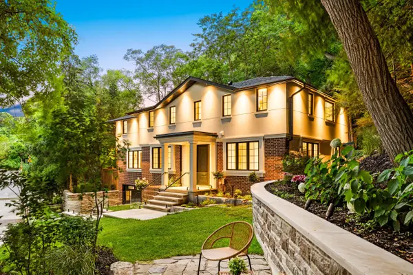 52 Roxborough DR, Toronto C09, ON M4W 1X1