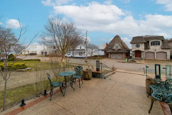 38 Kempenfelt DR, Barrie, ON L4M 1B9