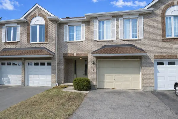 5 Maple Park Private, Blossom Park - Airport And Area, ON K1T 4A6