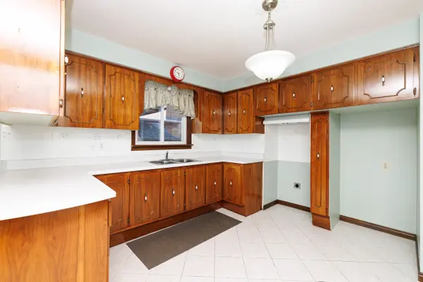 38 Rivercrest RD, Hamilton, ON L8E 1M9