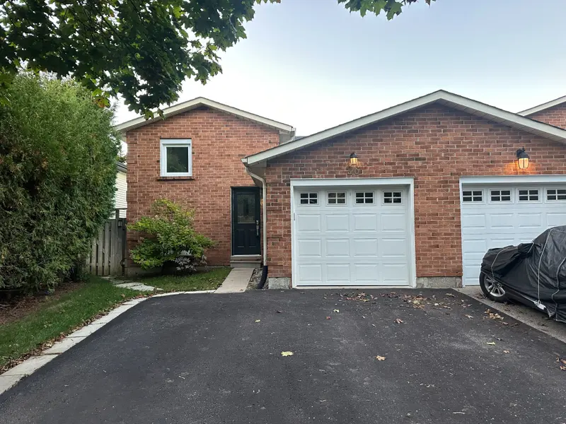 26 Hartsfield DR #2, Clarington, ON L1E 1M5