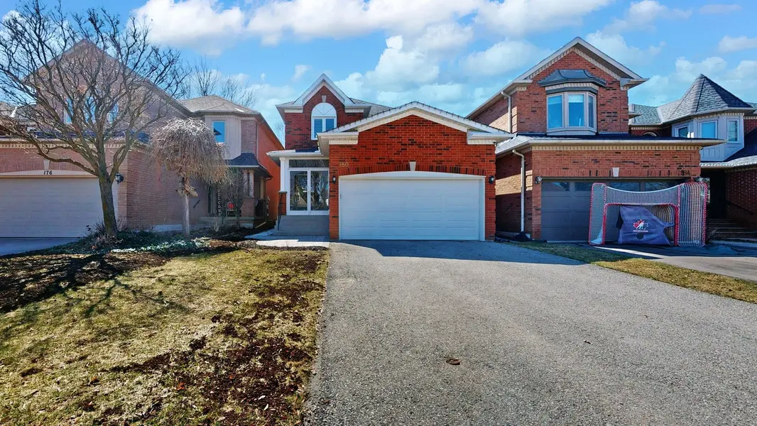 180 Rushbrook DR, Newmarket, ON L3X 2E2