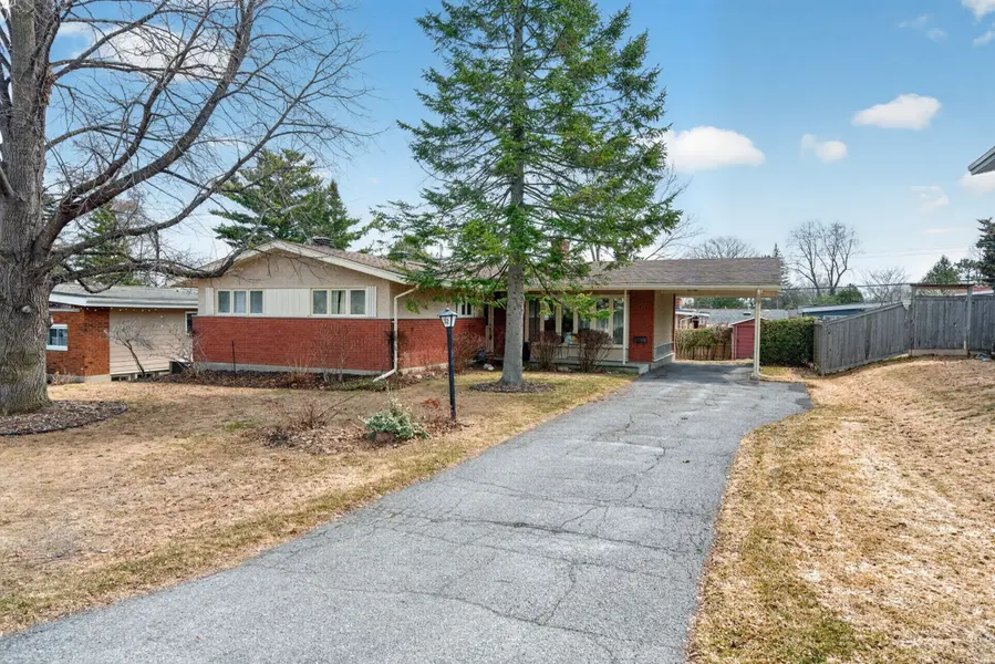 32 Bowmoor AVE, Cityview - Parkwoods Hills - Rideau Shore, ON K2E 6M4