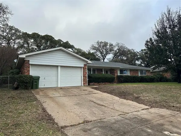 532 Plainview Drive, Hurst, TX 76054