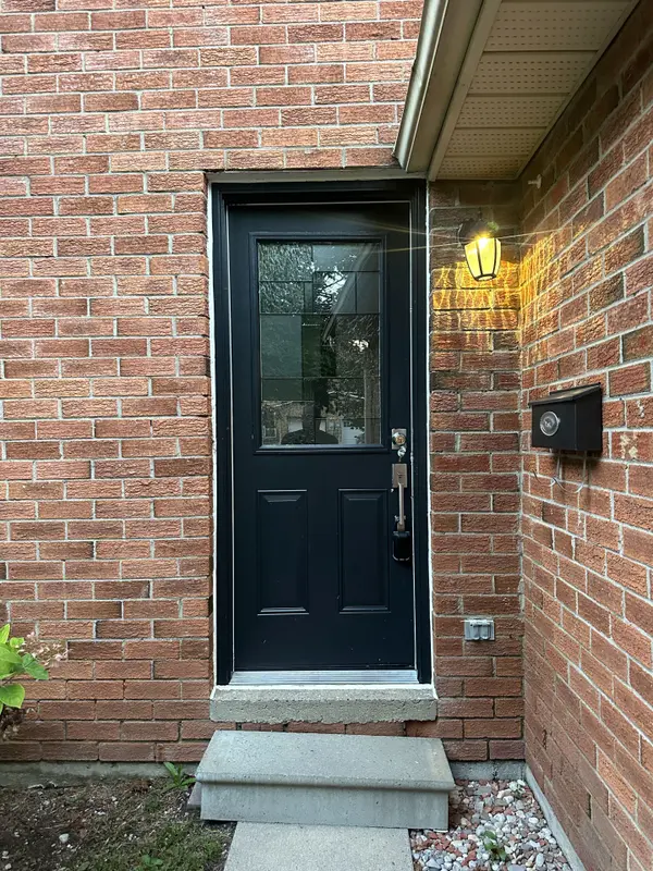 26 Hartsfield DR #2, Clarington, ON L1E 1M5