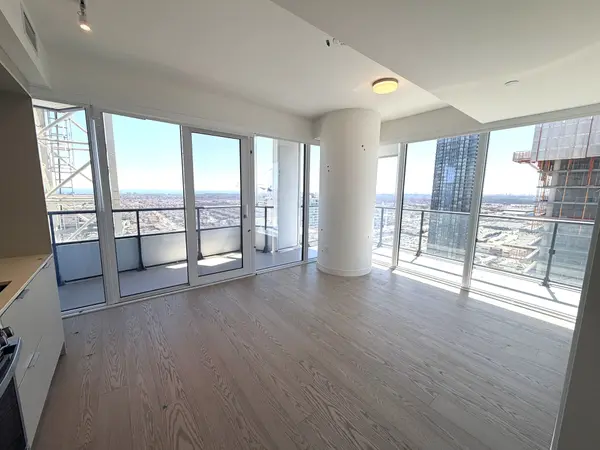 448 Burnhamthorpe RD W #2511, Mississauga, ON L5B 0R4