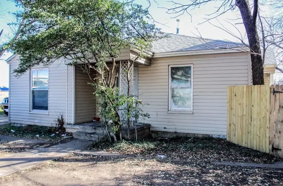 202 SE 9th Street, Grand Prairie, TX 75051