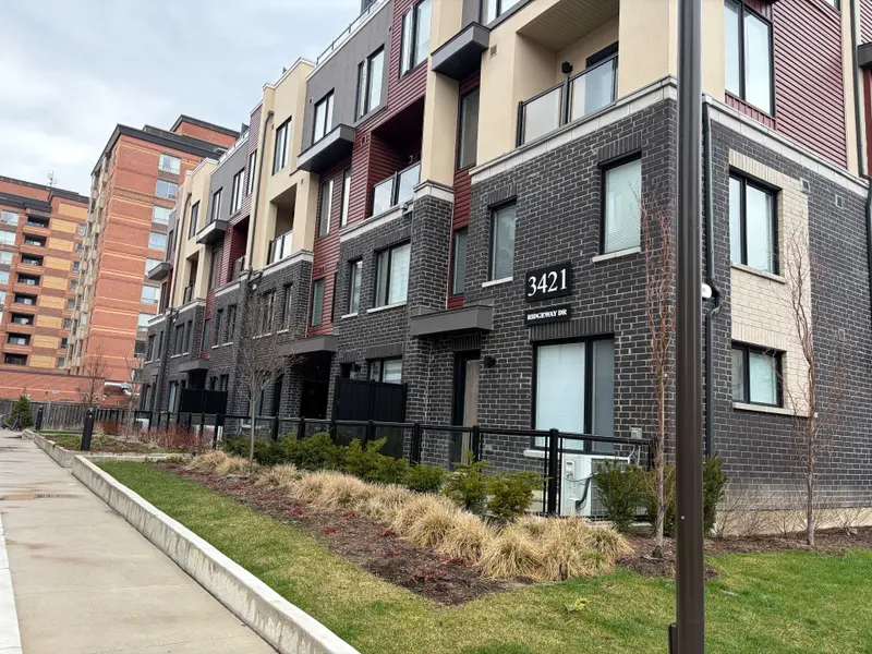 3421 Ridgeway Dr DR #4, Mississauga, ON L5L 0C1