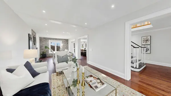 43 Piccadilly RD, Richmond Hill, ON L4B 1S9