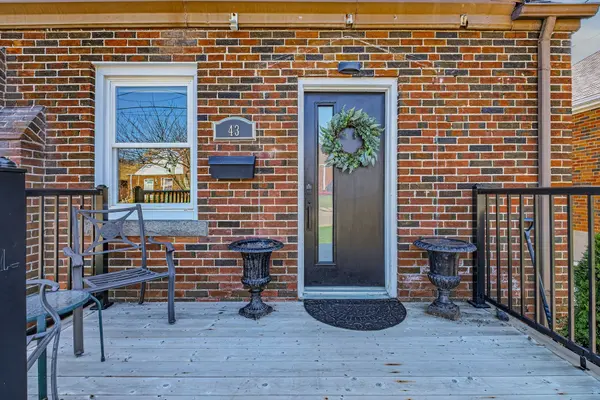 43 Woodbridge RD, Hamilton, ON L8K 3C8