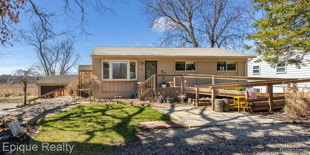 4040 Joslyn RD, Orion Charter Township, MI 48359
