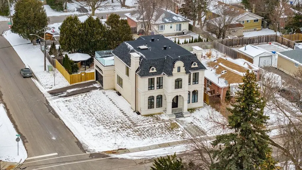 52 Child DR, Aurora, ON L4G 1Y5