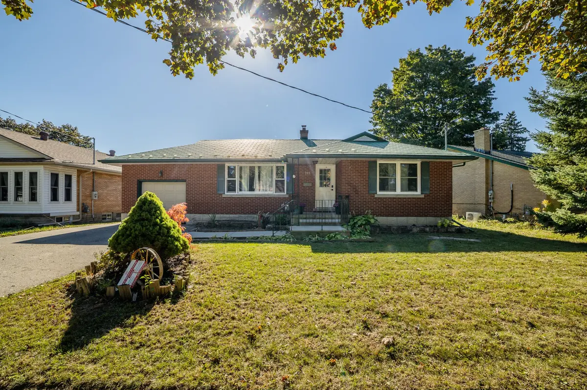 225 Woodhaven RD, Kitchener, ON N2C 1V6
