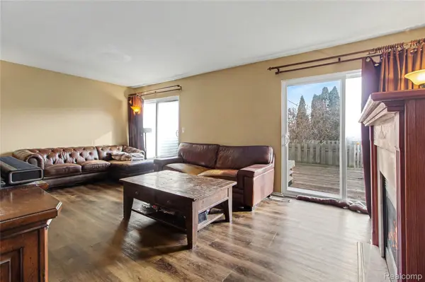 24419 Bashian DR, Novi, MI 48375