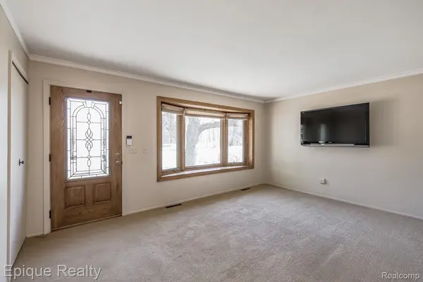 4040 Joslyn RD, Orion Charter Township, MI 48359