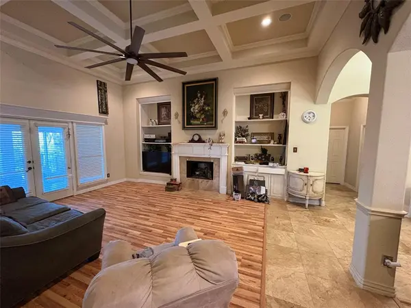 709 Timberview Court N, Fort Worth, TX 76112